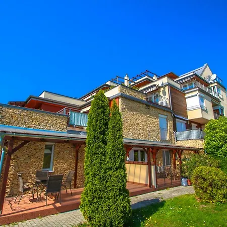 Red Rose Apartman * 巴拉顿菲赖德